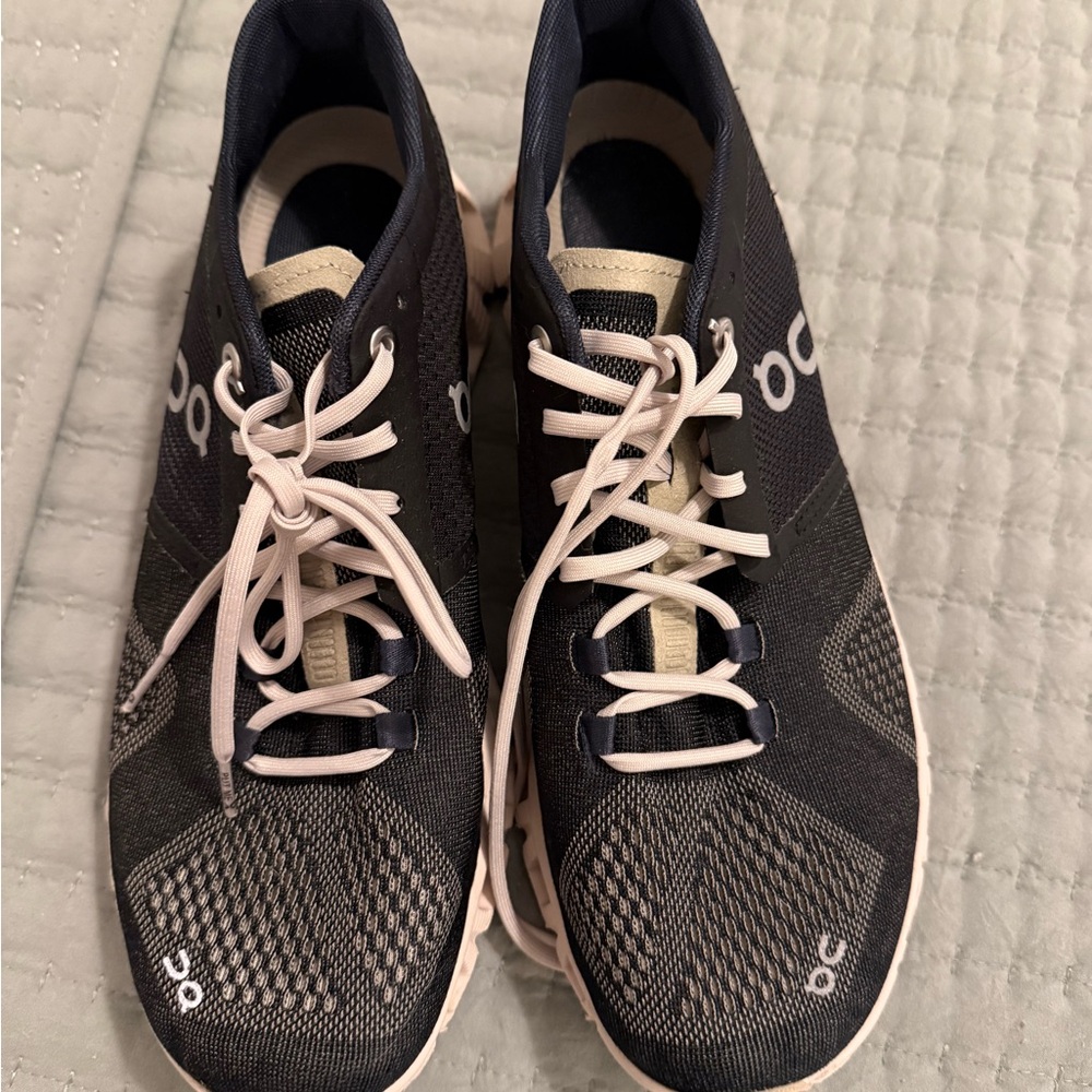 On Running Women’s Black and White Athletic Shoes - Picture 12 of 12